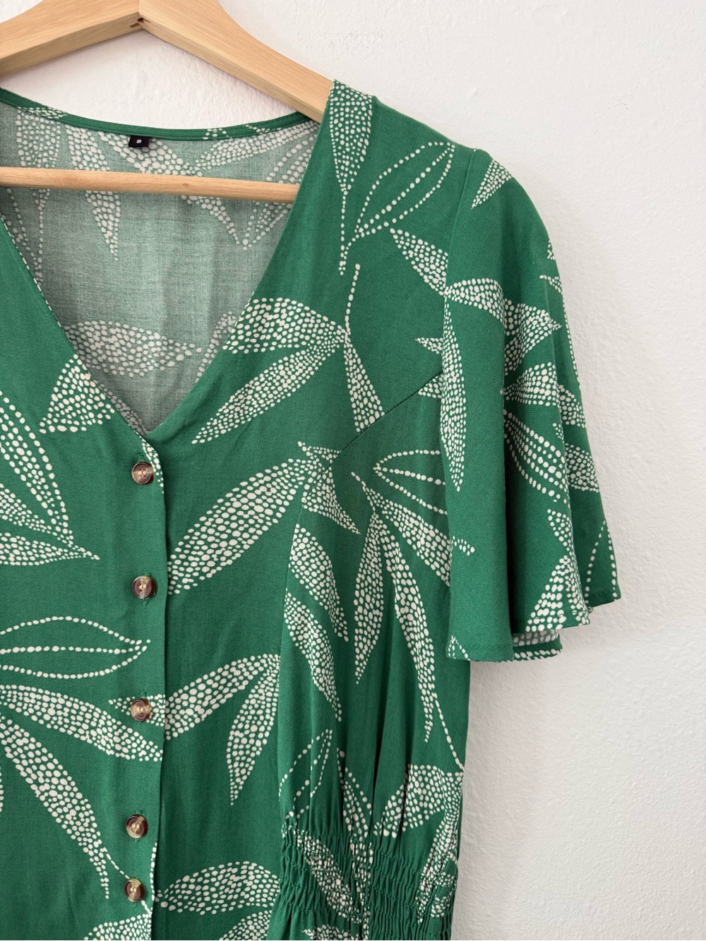 Green Leaf-Print Button-Front Midi Dress with V-Neck - Picture 2 of 4